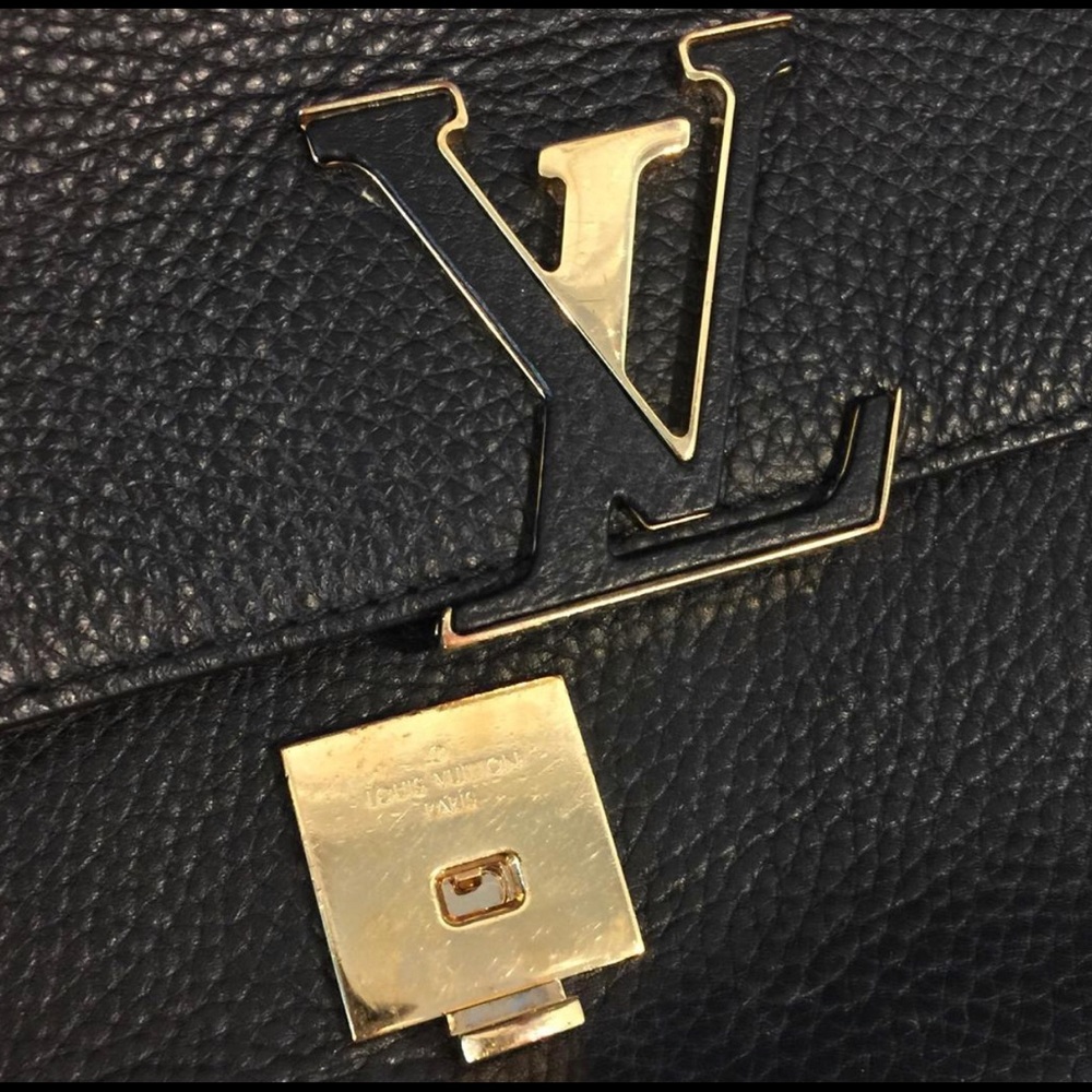 Auth Louis Vuitton Volta Black Leather Crossbody - Picture 7 of 8